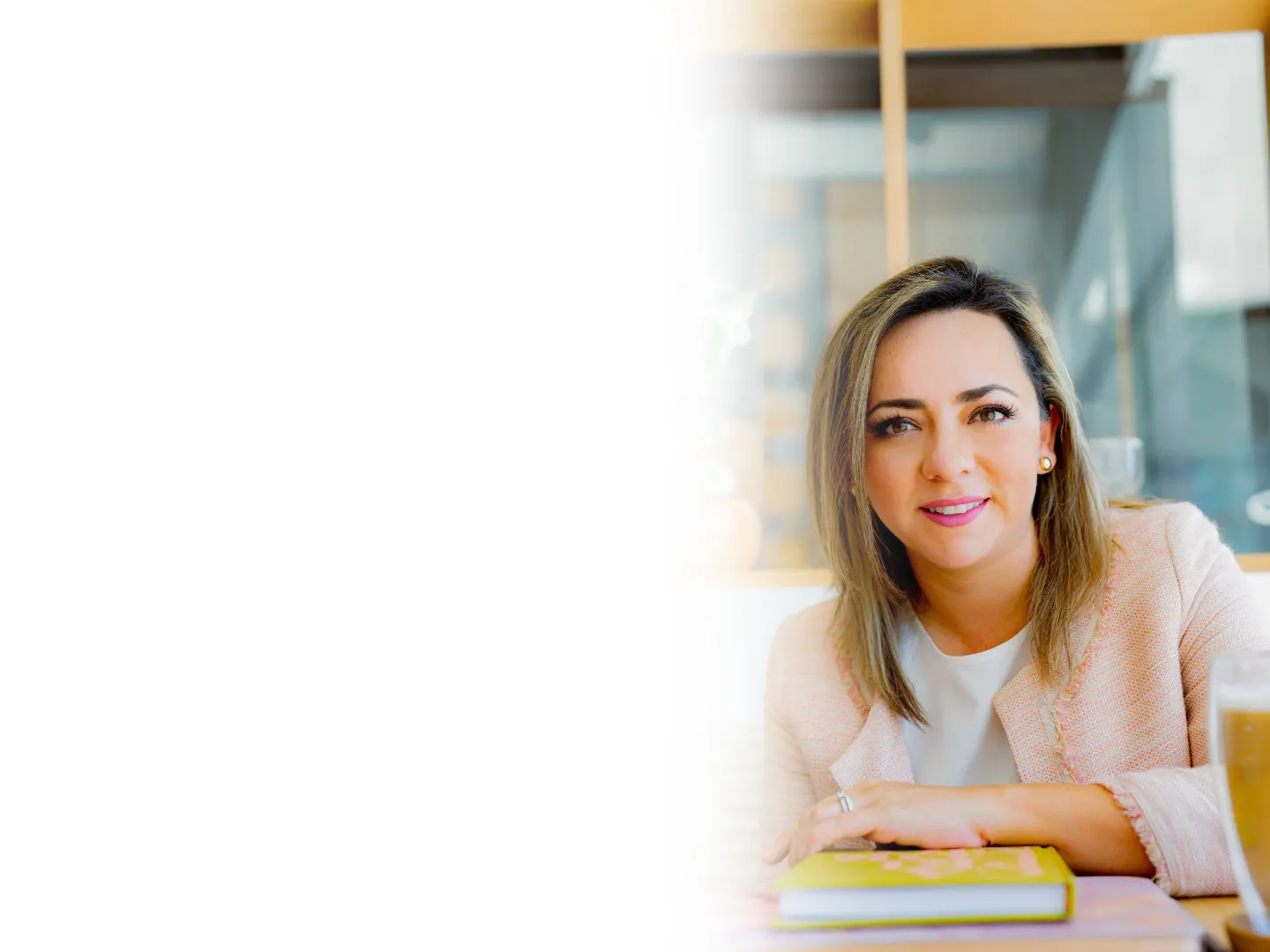 Karen Santiago sonriendo en su escritorio